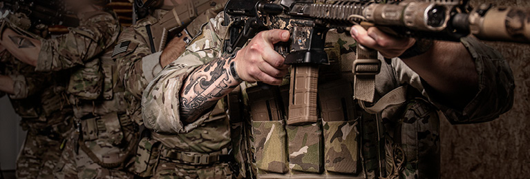 Army Ranger using Triple M4 / M16 Mag Pouch